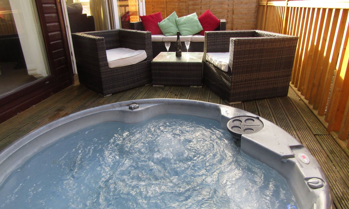 Scalby Cabin | 40ft x 20ft luxury holiday lodge near Scarborough; 3 bed, sleeps 6, hot tub
