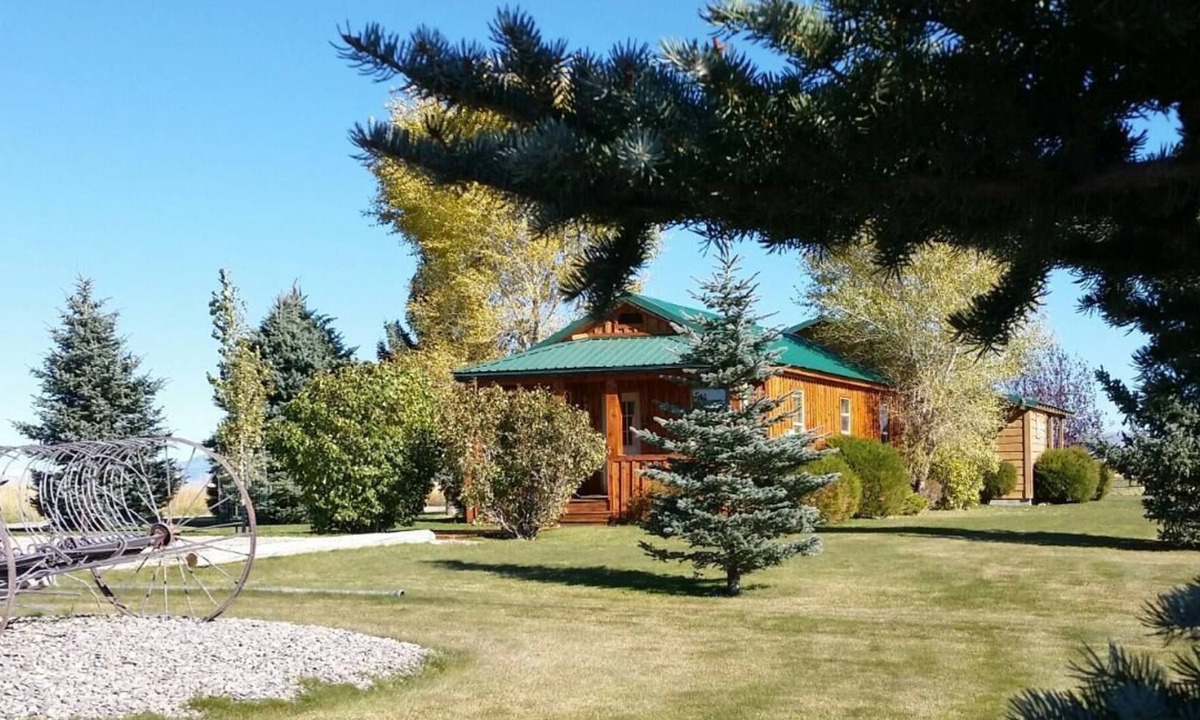 Dillon Cabin | AWESOME Value, Clean cozy & quiet cabin, close to Beaverhead River, Great Views!