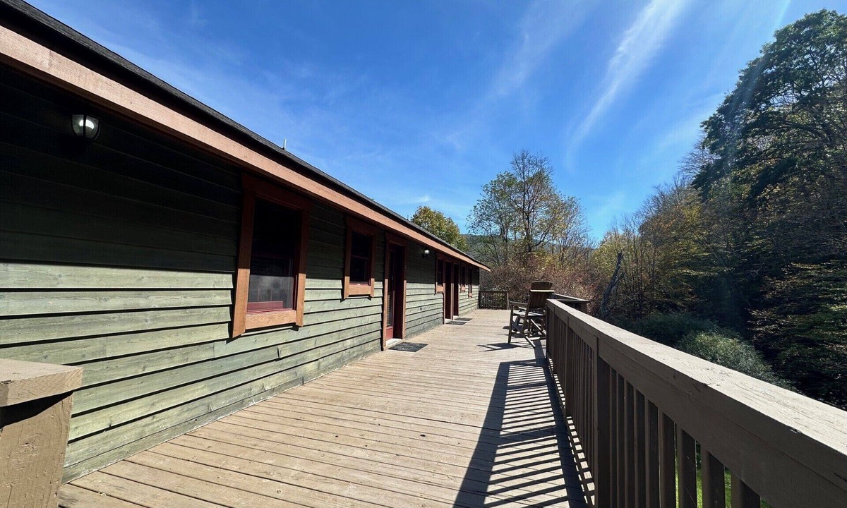 Edray Apartment | Base Mountain 2 Bedroom with Winter Shuttle to/from Snowshoe Village