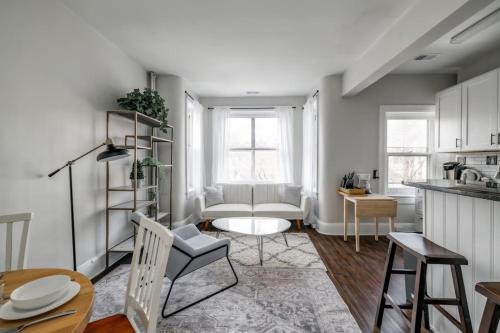 Adams Morgan Apartment | Calvert Cottage 3 - Perfect Location in Adams Morgan and Authentic Charm