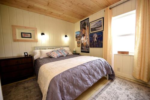 Whitehall House | Charming Vintage Cabin Retreat near Jefferson River in Montana