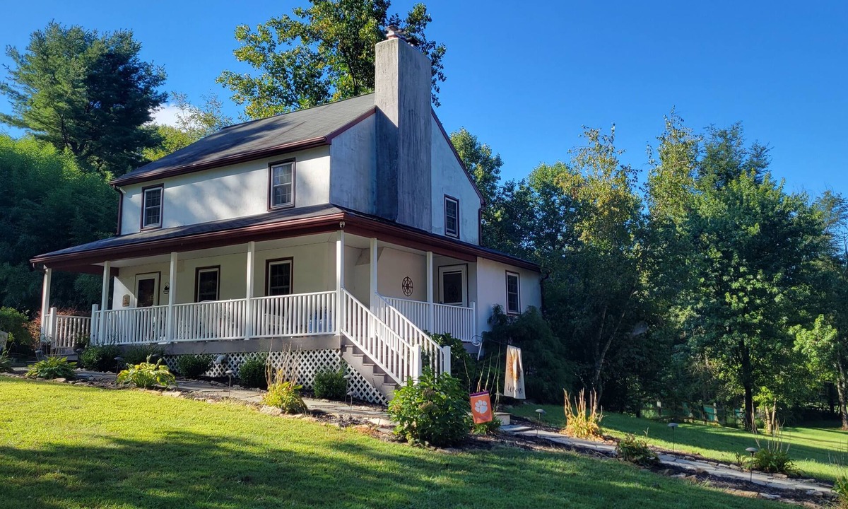 Barto House | Cheerful 3 bedroom country home with a pool
