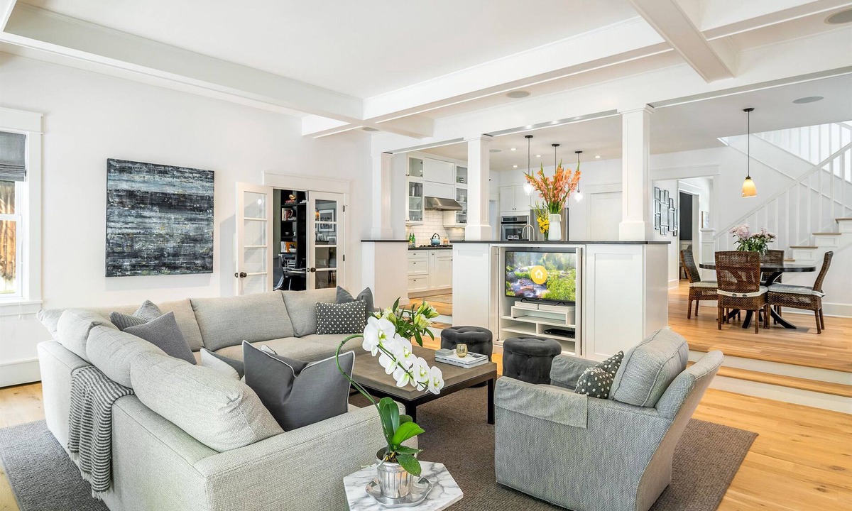 Newlands House | Chic Home with Stunning Patio, 5-min drive to Downtown