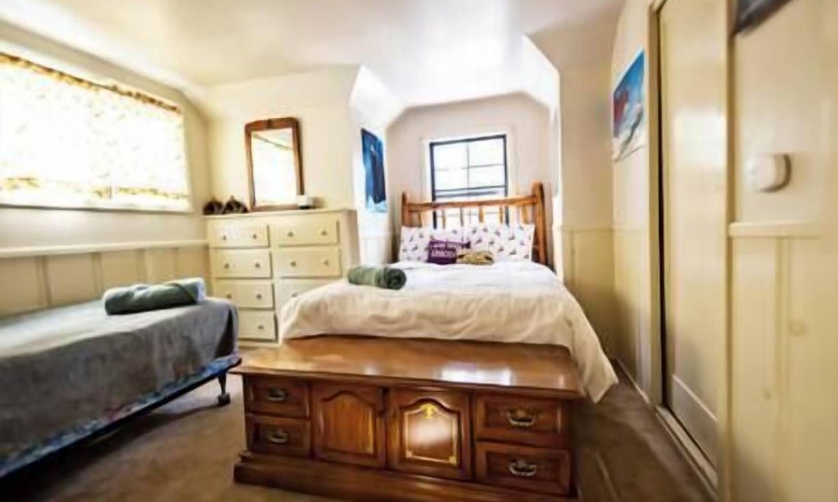 Strawberry House | Cozy, spacious cabin near river