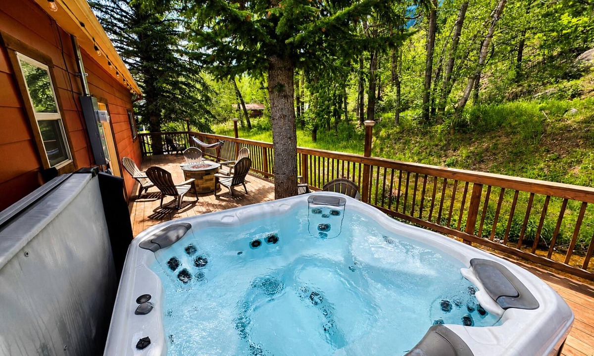 Cascade-Chipita Park Cabin | Creekside Grizzly Lodge Retreat with Hot Tub, King Bed, & Sleeps-8