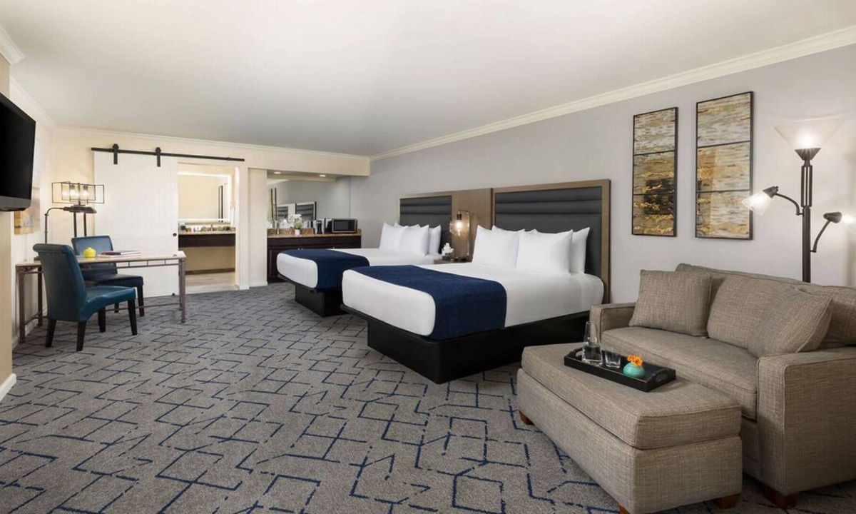 South Scottsdale Resort | Great for Group Travel! 4 Serene Units, 5 Pools, Tennis Courts, Shuttle Service