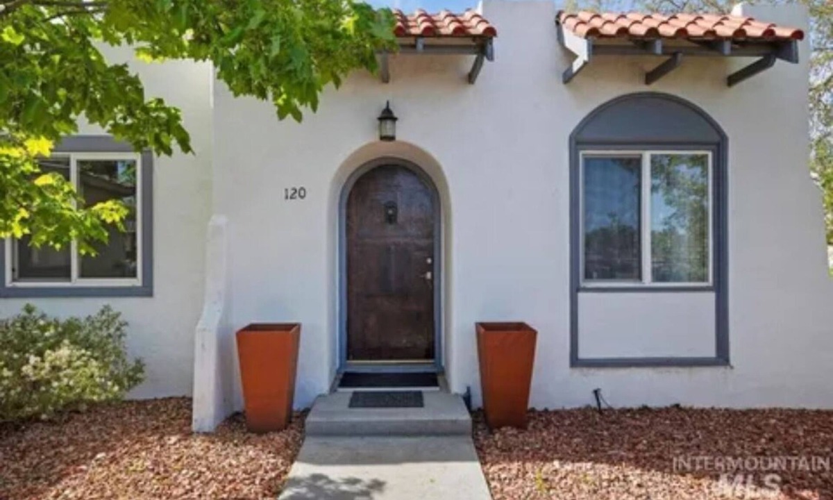 Hagerman Villa | La Villa - Hagerman: Within walking distance to many fine local eateries!