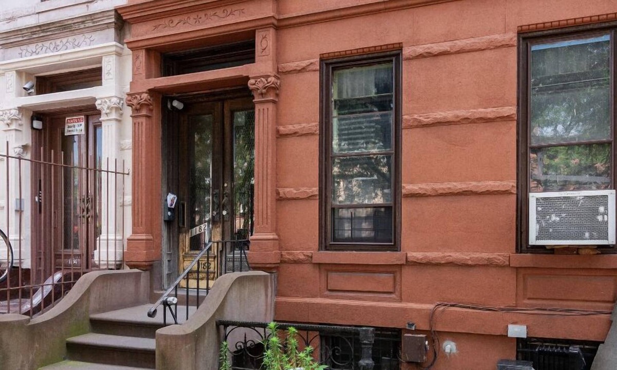 Bushwick Apartment | Large bedroom Large living and dining area Brownstone house Very comfy