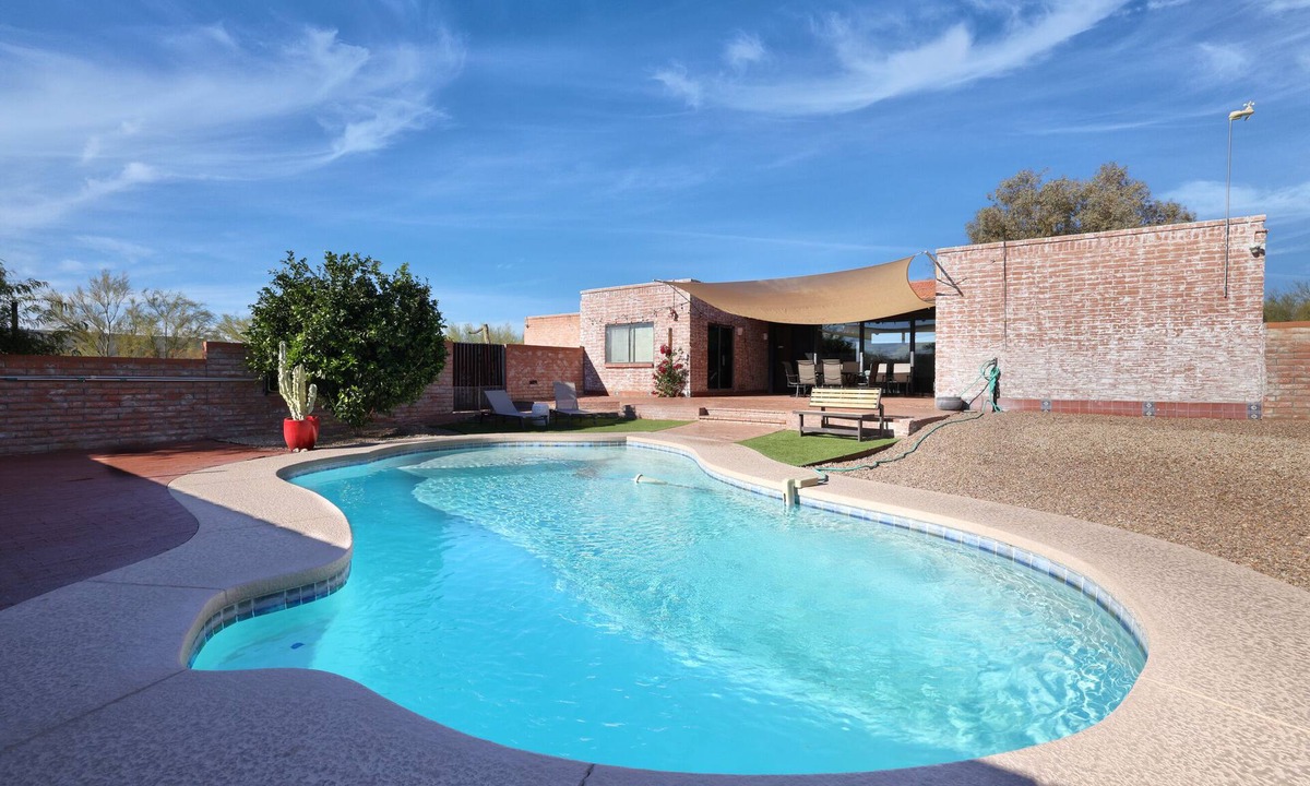 Casas Adobes House | Luxe & Spacious Gem: Pool ~ 15min to Downtown ~ Parking!