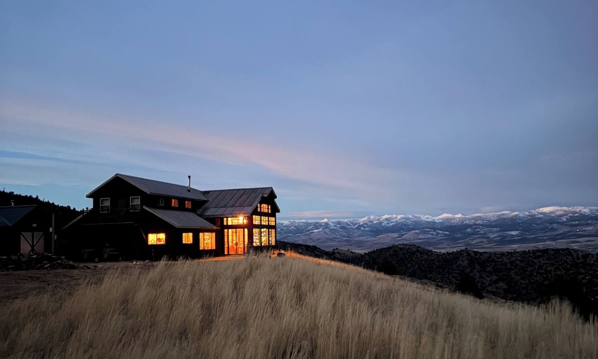 Alder Cabin | Luxury Off-Grid Lodge with the Best Views in Montana