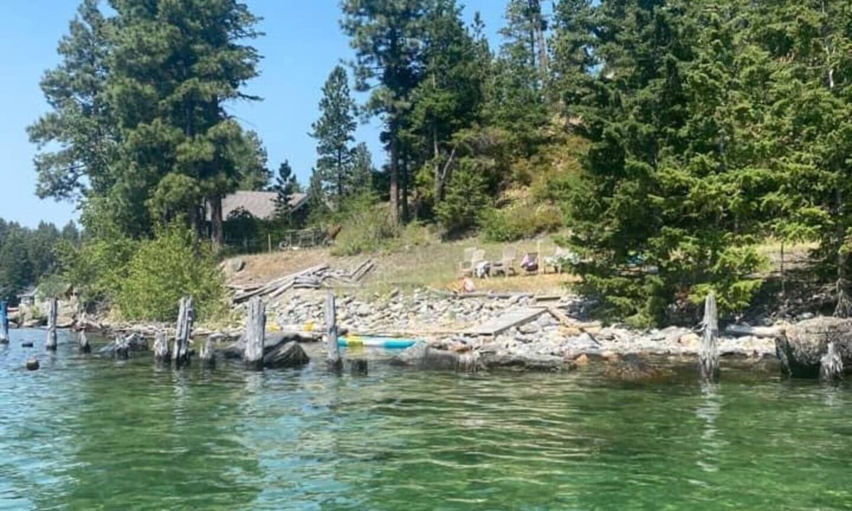 Woods Bay House | Spacious estate with 2 homes with 6 bedrooms and WiFi, AC on Flathead Lake