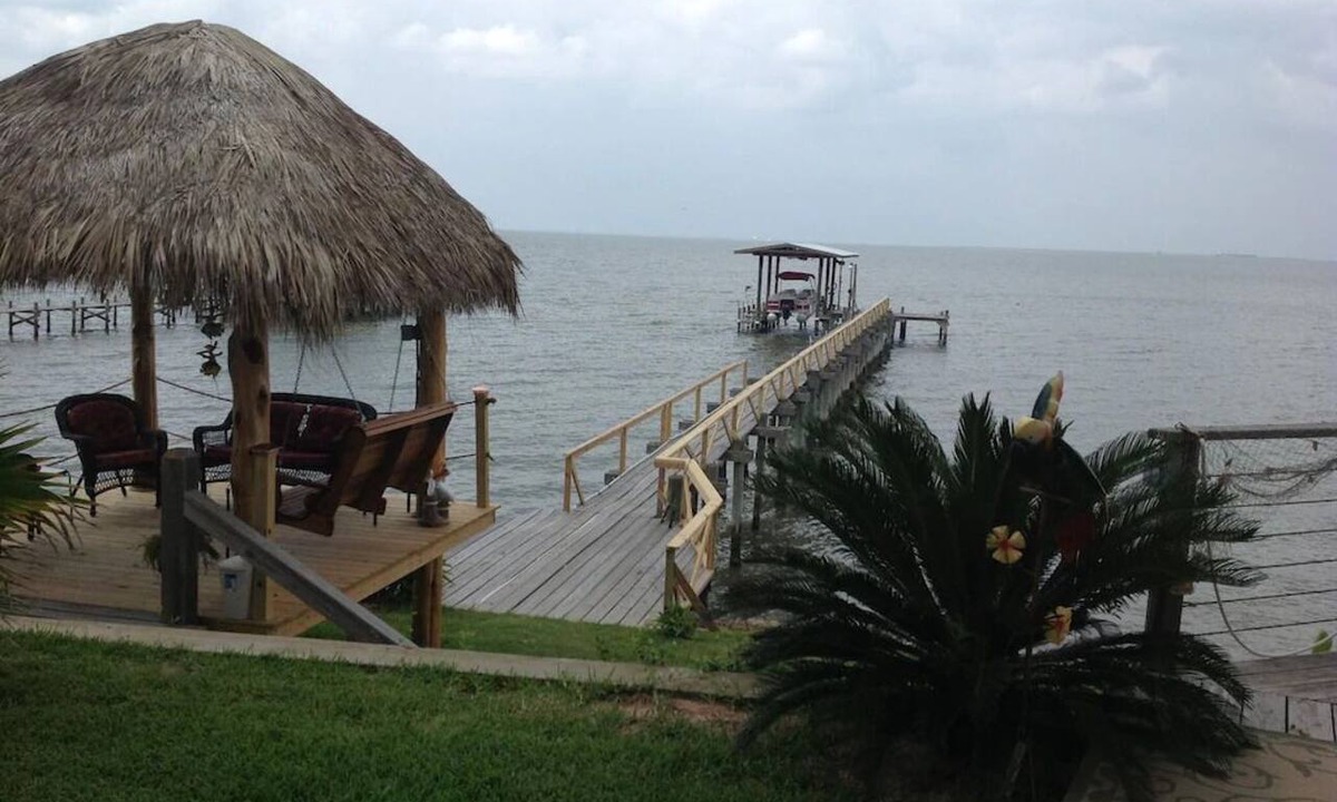 Bacliff Apartment | Waterfront Suite on shared property w/275' fishing pier and private hot tub
