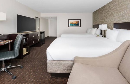 Phoenix Hotel | 2 Queens at Crowne Plaza Phoenix Airport with Pool & Free Shuttle Service