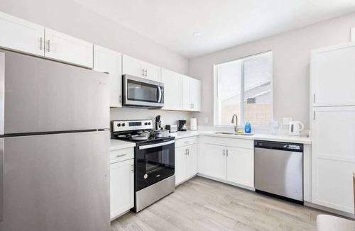 Glendale Apartment | 2B2B Paradise Pool Apartment & Park Free