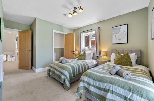 Gloucester Villa | 5-Bed Luxury Manor, Games Room, Off road parking & Stylish interiors, Central Gloucester, Cotswolds - Sleeps up to 12 Great for Groups! by Blue Puffin Stays
