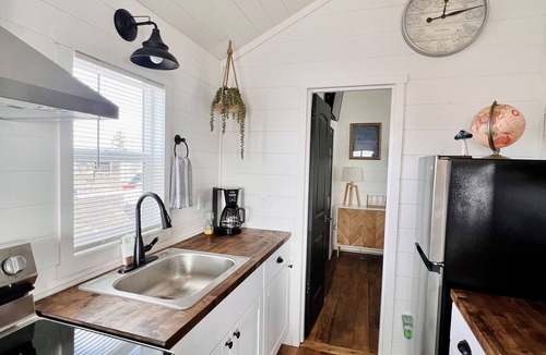 Manhattan Cottage | Beautiful/comfortable/private tiny home, mountain valley, views. 25 mins to ski!