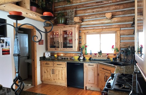 Stevensville House | Beautiful log home nestled in the magestic mountains of the Bitterroot Valley