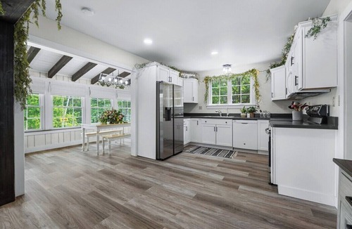 Valois House | Cedar Grove Cottage: 3 bedroom garden paradise on Seneca Lake wine trail