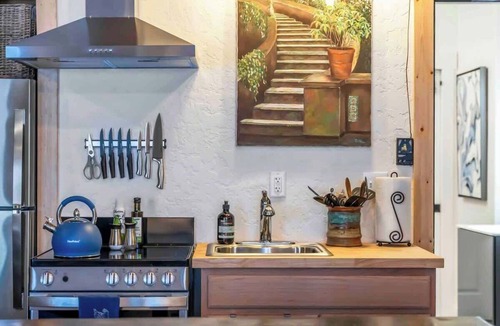 Bozeman House | Charming Garage Studio 10 min. from the airport Centrally Located Pet-friendly!
