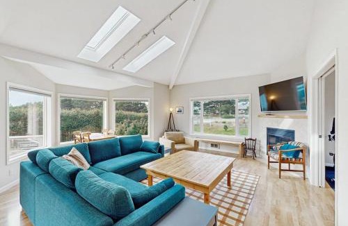 Bandon House | Charming home with WiFi deck & grill - 1 block to the beach