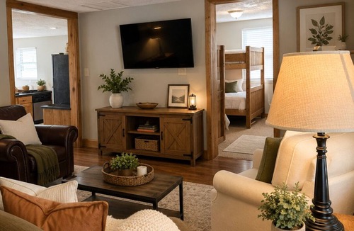 Victor House | Charming, Updated 4BR 2BA Farmhouse in Heart of NRG National Park