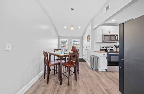 Near East Columbus House | Cozy pet friendly Downtown Ranch W/Yard + Garage