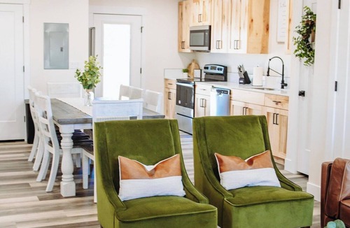 McCammon House | Creekside Cabin-Willow, stay with views & near Lava!
