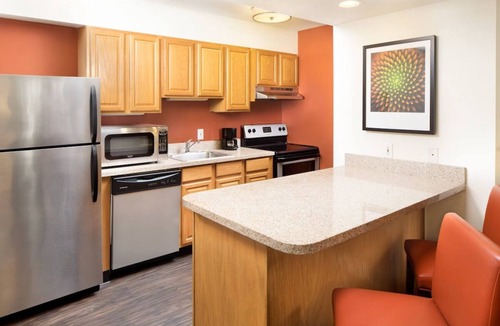 Highland House | Downtown Haven w/Kitchen and Complimentary Breakfast | Outdoor Pool Access