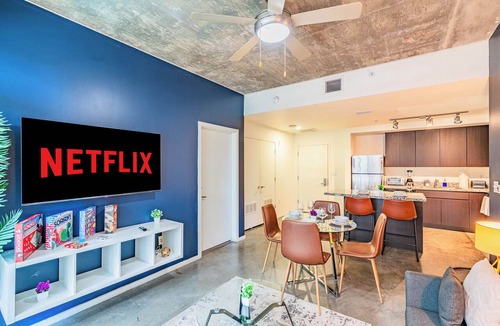 Evans Churchill Apartment | DT PHX Getaway with Balcony | Gym + Pool + Parking