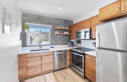 Roosevelt Condo | DTPH Modern Designer Studio - Pool & Parking -