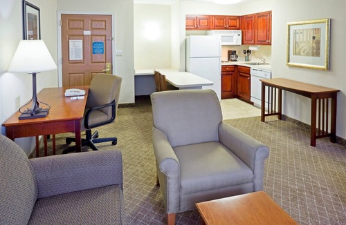 Cranbury Condo | Free Breakfast Buffet. Outdoor Pool. Gym. Only 20 Min from Princeton.
