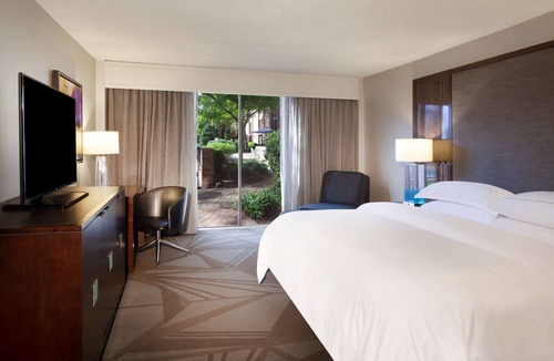 Cedar Knolls Hotel | Hilton Parsippany