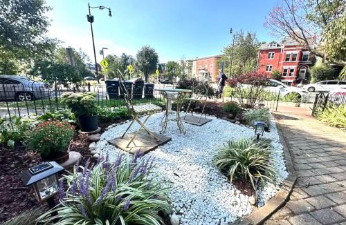 Northeast Apartment | Impeccable Capitol Hill Apartment Free parking Pass