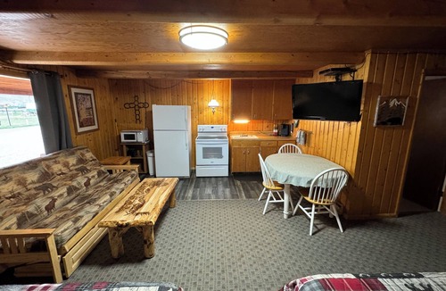 Melrose Hotel | Kitchenette - Spacious Room with Full Kitchen - Melrose MT