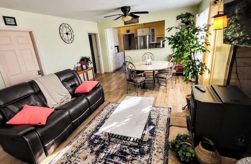 Hagerman Villa | La Villa - Hagerman: Within walking distance to many fine local eateries!