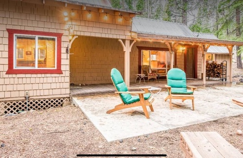 Camp Connell Cabin | LAZY BEAR CABIN! Sleeps 10-12, wheelchair accessible, great Highway 4 location.