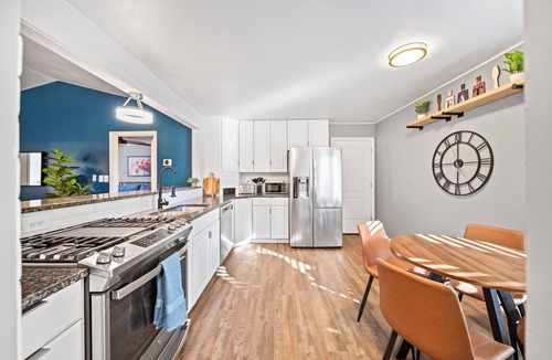 Riverside House | Lovely 3 bed/2 full bath Ranch w/Sauna near Zoo