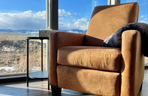 Dillon Cabin | lturas 2: Clean, Modern 2BR Cabin, Big Windows for Big Mountain View’s