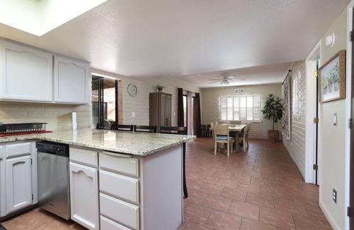 Casas Adobes House | Luxe & Spacious Gem: Pool ~ 15min to Downtown ~ Parking!
