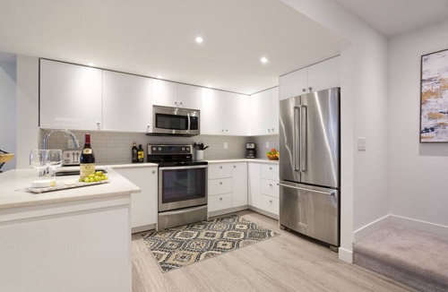 Woodfibre Villa | Luxury 3Br TH- Private Hot Tub/AC/Pool/Bike Storage