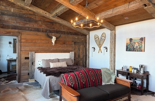 Alder Cabin | Luxury Off-Grid Lodge with the Best Views in Montana