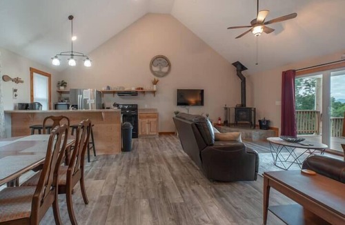 Rileyville House | Mountain-View Cabin near Luray · Sunset Views & Hot Tub · Sleeps 4