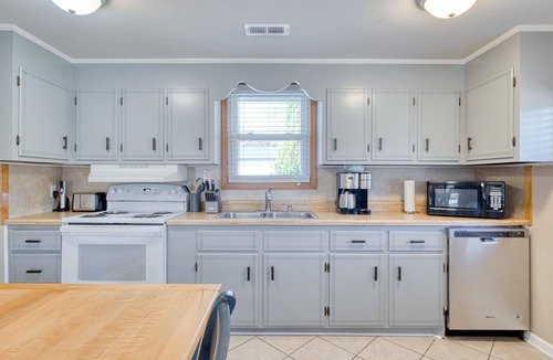 Belspring House | New River Riverfront | Hot Tub + Kayaks | Trophy Muskie Fishing | Near VT