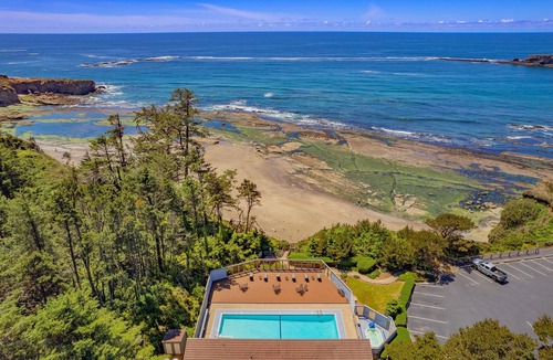 Otter Rock Hotel | Panoramic Oceanview Room w/King Bed + Balcony