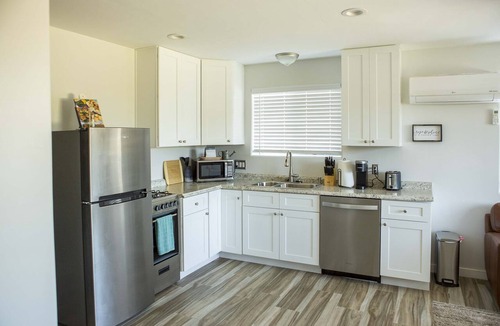 Ironwood Apartment | Poolside Relaxation: Couple's Retreat in Peoria!