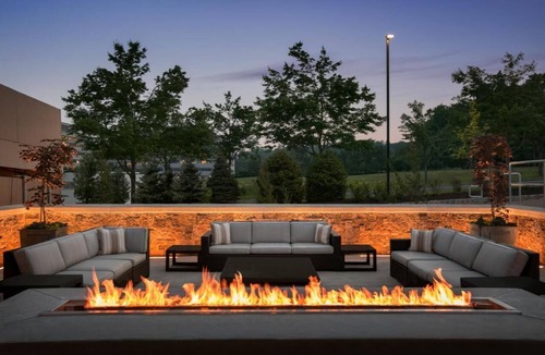 Berkeley Heights Hotel | Romantic Getaway! Cozy Suite w/Pool, Free Breakfast & Parking, Pet Allowed!