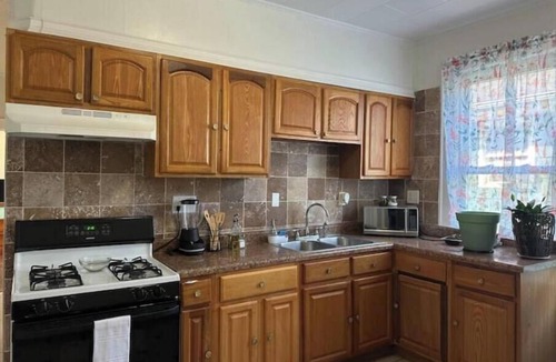 Lower Vailsburg Apartment | Spacious 3-bedroom apartment near the airport and NYC!