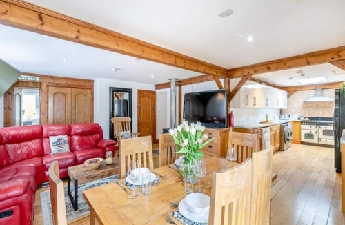 Hardwicke House | Spacious Gloucestershire Bungalow Retreat for Groups & Family Gatherings