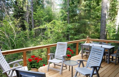 Columbia Falls House | Tranquil Creekside Cabin
