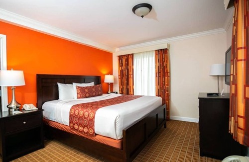West Orange Hotel | Tranquil Stay with Gym at Whirshire Grand Hotel